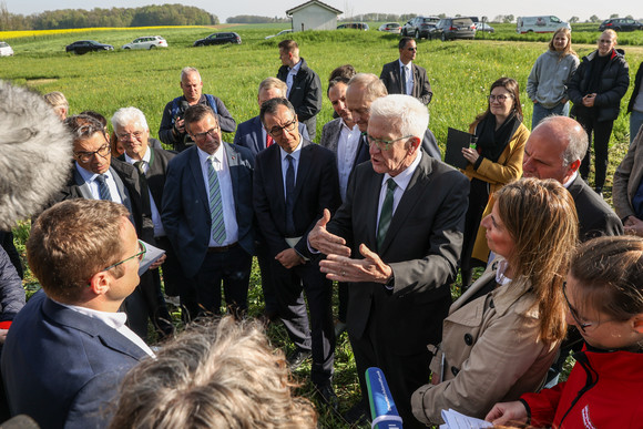 Ministerpräsident Winfried Kretschmann (Mitte) im Gespräch mit Jürgen Maurer (links), F.R.A.N.Z.-Demobetrieb Hohenlohe