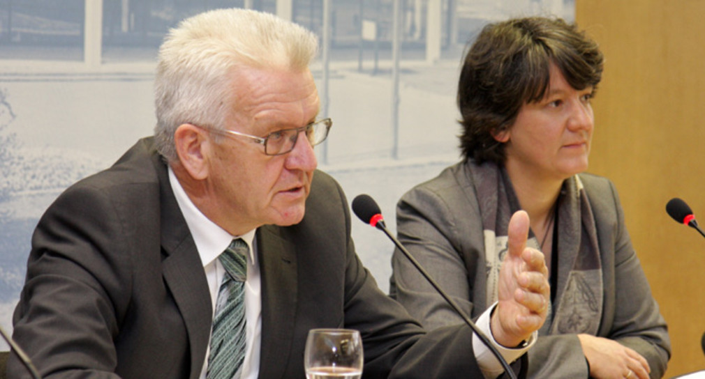 Ministerpräsident Winfried Kretschmann (l.) und die Staatssekretärin im Ministerium für Verkehr und Infrastruktur, Gisela Splett (r.), bei der Regierungspressekonferenz am 4. Dezember 2012 im Landtag in Stuttgart