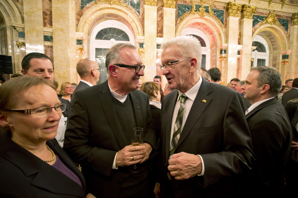 Ministerpräsident Winfried Kretschmann im Gespräch mit Gästen