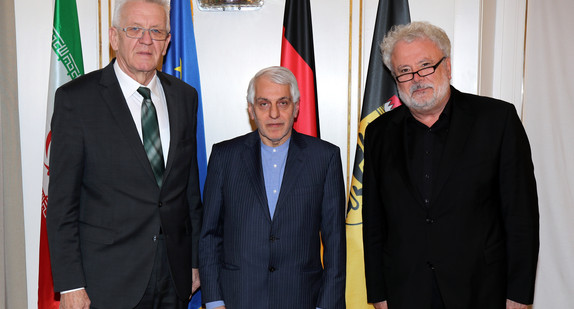 v.l.n.r.: Ministerpräsident Winfried Kretschmann, der iranische Botschafter Ali Majedi und Staatsminister Klaus-Peter Murawski