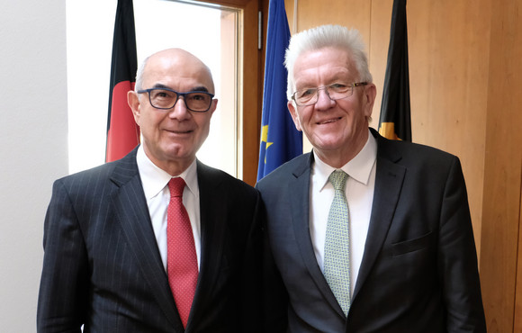 Ministerpräsident Winfried Kretschmann (r.) und der serbische Botschafter Dr. Dušan Crnogorčević (l.) 