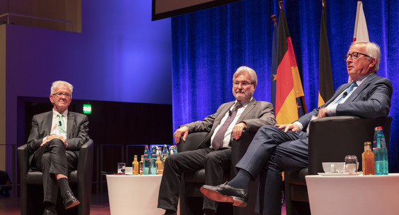 v.l.n.r.: Ministerpräsident Winfried Kretschmann, Moderator Thomas Hauser und EU-Kommissionspräsident Jean-Claude Juncker beim EU-Bürgerdialog (Bild: Karl-Heinz Raach)