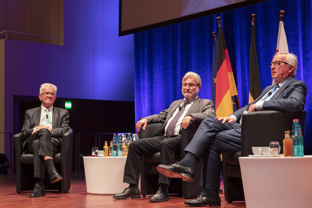 v.l.n.r.: Ministerpräsident Winfried Kretschmann, Moderator Thomas Hauser und EU-Kommissionspräsident Jean-Claude Juncker beim EU-Bürgerdialog (Bild: Karl-Heinz Raach)