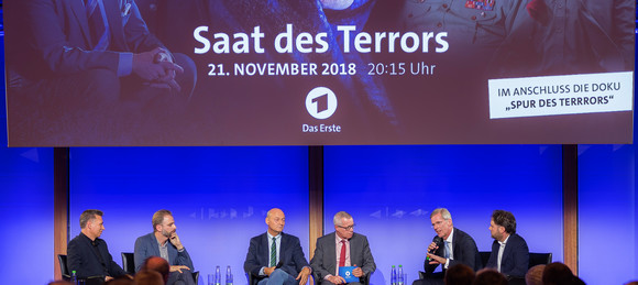 Filmpremiere SWR-Kino in der Landesvertretung (L-R) Holger Münch - BKA-Präsident, Stefan Liebich - Außenpolitischer Sprecher Die Linke, Gerhard Schindler - bis 2016 BND-Präsident, Rainald Becker - ARD-Chefredakteur, Clemens Binninger - geschäftsführender Gesellschafter binninger & binninger, bis 2017 Mitglied des Innenausschusses des Deutschen Bundestages, Daniel Harrich - Regisseur