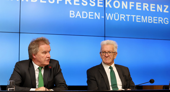 Ministerpräsident Winfried Kretschmann (r.) und Umweltminister Franz Untersteller (l.) (Bild: Staatsministerium Baden-Württemberg)
