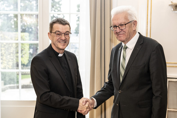 Ministerpräsident Winfried Kretschmann (rechts) und der designierte Bischof von Rottenburg-Stuttgart, Prälat Dr. Klaus Krämer (links).