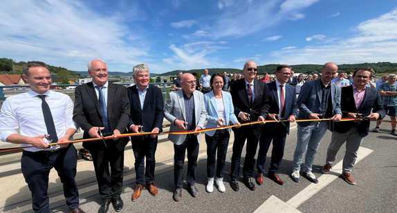 An der Verkehrsfreigabe nahmen Aalens Oberbürgermeister Frederick Brütting, Essingens Bürgermeister Wolfgang Hofer, Landtagsabgeordneter Winfried Mack, Landesverkehrsminister Winfried Hermann, Regierungspräsidentin Susanne Bay, Gerhard Rühmkorf vom Bundesministerium für Verkehr, Landrat Joachim Bläse und Landtagsabgeordneter Tim Bückner teil.