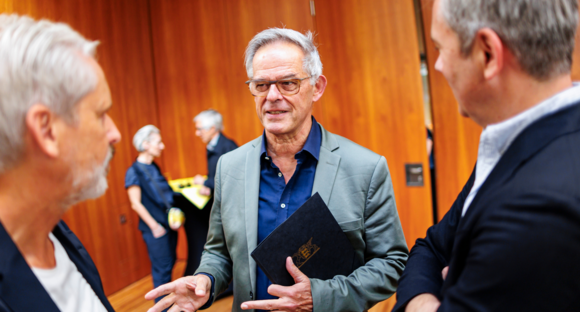Staatssekretär Rudi Hoogvliet im Gespräch mit Alistair Hudson und Holger Neinhaus