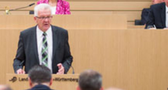 Ministerpräsident Kretschmann spricht am Rednerpult im Landtag von Baden-Württemberg (Bild: © dpa).