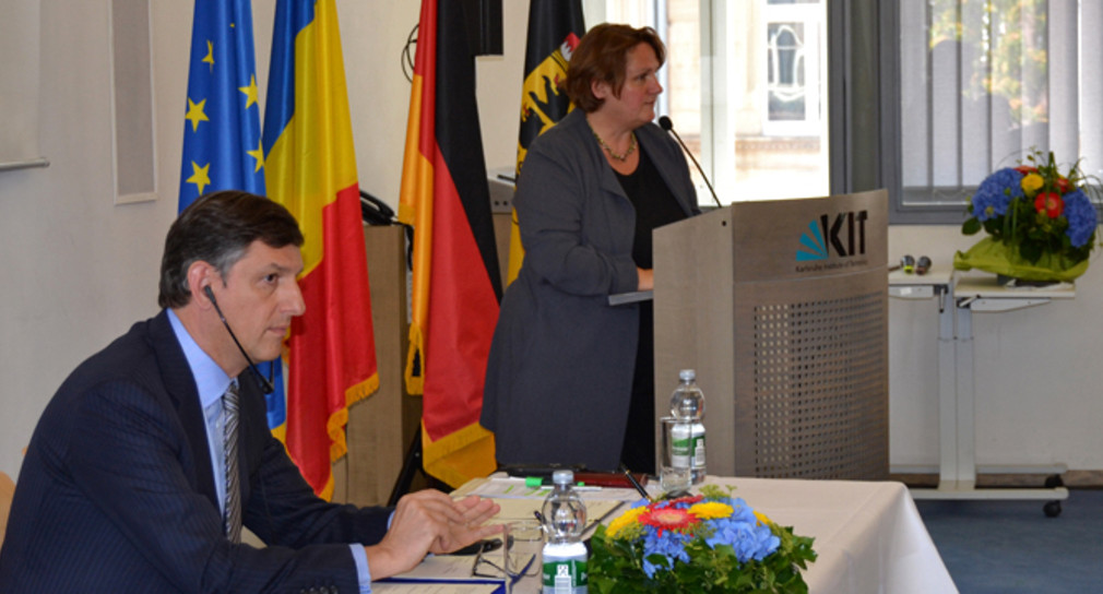 Staatssekretärin Theresa Schopper (r.) und der stellvertretende Ministerpräsident und Minister für Wirtschaft, Handel und wirtschaftliche Rahmenbedingungen von Rumänien, Costin Borc (l.) bei der 8. Sitzung der Gemischten Regierungskommission zwischen Baden-Württemberg und Rumänien