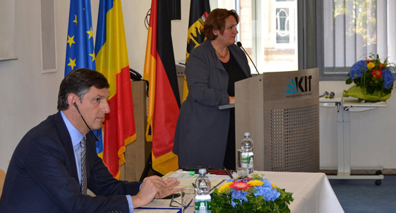 Staatssekretärin Theresa Schopper (r.) und der stellvertretende Ministerpräsident und Minister für Wirtschaft, Handel und wirtschaftliche Rahmenbedingungen von Rumänien, Costin Borc (l.) bei der 8. Sitzung der Gemischten Regierungskommission zwischen Baden-Württemberg und Rumänien