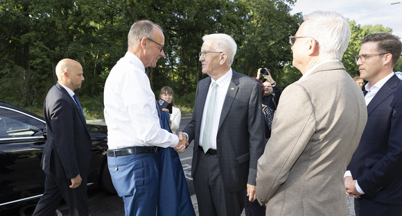 Politisches Sommerfest 60. Stallwächterparty: Aus Tradition in die Zukunft SWP 2025: Ministerpräsident Winfried Kretschmann begrüßt Bundeskanzler Friedrich Merz