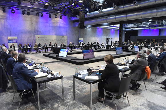 Blick ins Plenum bei der fünften Jahresveranstaltung des Strategiedialogs Automobilwirtschaft