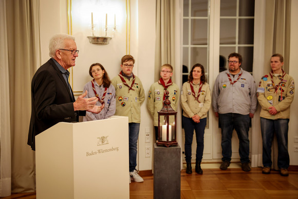 Ministerpräsident Winfried Kretschmann (links) bei seiner Ansprache zu den jugendlichen Pfadfinderinnen und Pfadfindern