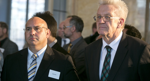 Ministerpräsident Winfried Kretschmann (r.) und Daniel Strauß (l.), Vorsitzender des Verbands Deutscher Sinti und Roma – Landesverband Baden-Württemberg e.V.