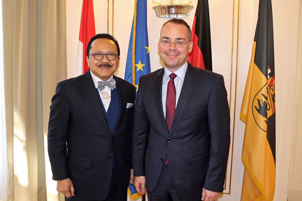 Minister Peter Friedrich (r.) und der indonesische Botschafter Dr.-Ing. Fauzi Bowo (l.)