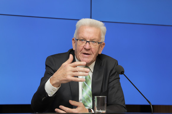 Ministerpräsident Winfried Kretschmann bei der Regierungspressekonferenz (Bild: Staatsministerium Baden-Württemberg)