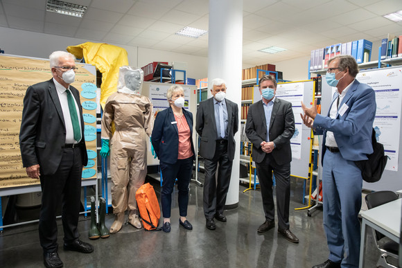 v.l.n.r.: Ministerpräsident Winfried Kretschmann, Karlin Stark, Leiterin des Landesgesundheitsamtes, Wolfgang Reimer, Regierungspräsident im Regierungspräsidium Stuttgart, Gesundheitsminister Manne Lucha und Stefan Brockmann, Medizinaldirektor Epidemiologie und Gesundheitsberichterstattung (Bild: Staatsministerium Baden-Württemberg)