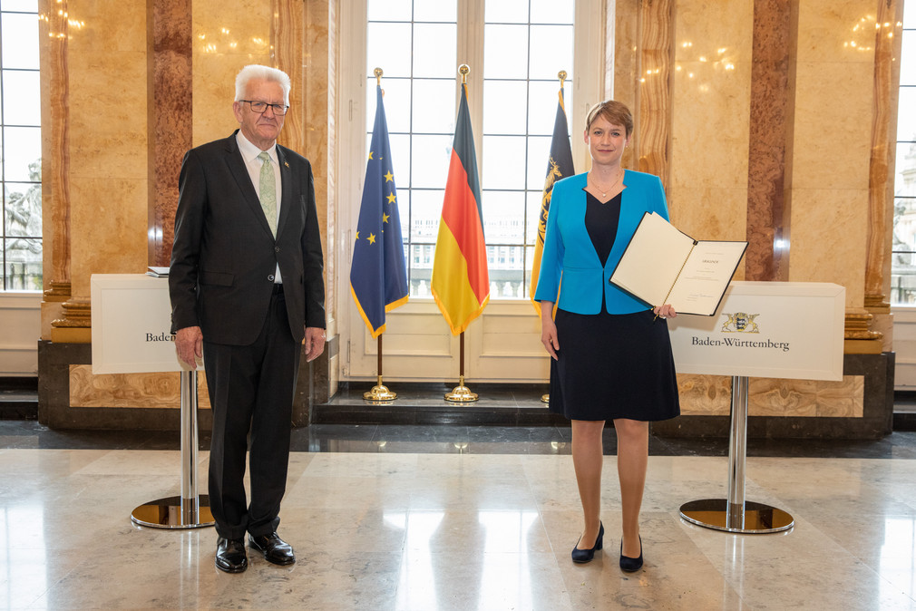 Ministerpräsident Winfried Kretschmann (l.) und Andrea Lindlohr (r.), Staatssekretärin im Ministerium für Landesentwicklung und Wohnen