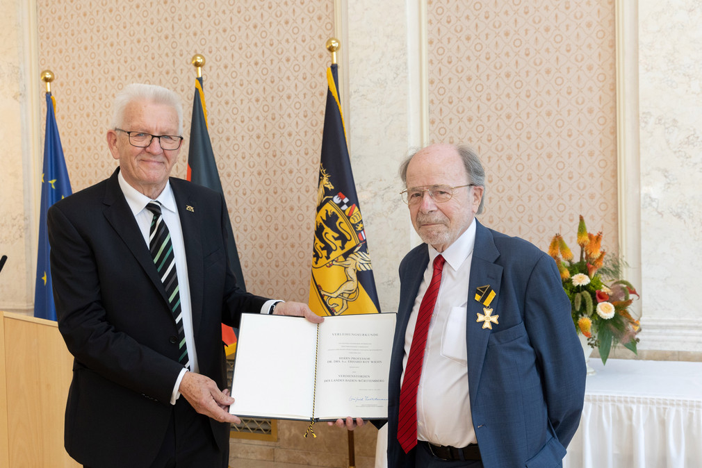 Ministerpräsident Winfried Kretschmann (l.) und Prof. em. Dr. Dr. h.c. Erhard Roy Wiehn (r.)