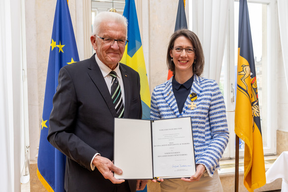 Ministerpräsident Winfried Kretschmann (links) und Gräfin Bettina Bernadotte af Wisborg (rechts)