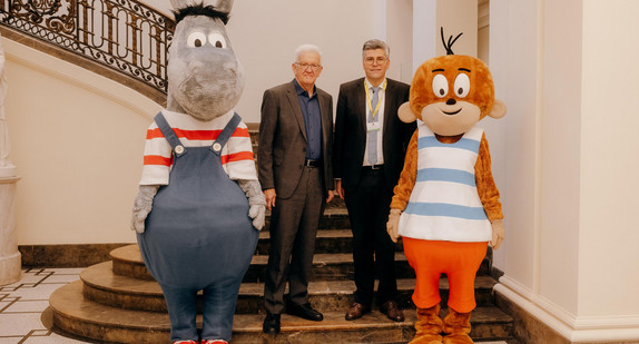 Ministerpräsident Winfried Kretschmann und Landrat Dr. Martin Kistler, Vorsitzender des Dachverbandes der Dialekte Baden-Württemberg, mit Äffle und Pferdle