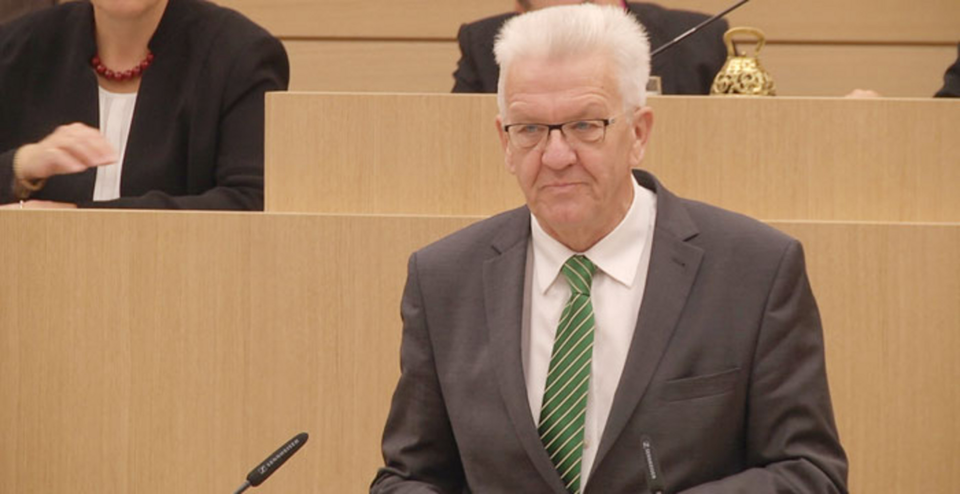 Ministerpräsident Winfried Kretschmann am Rednerpult im Landtag von Baden-Württemberg.