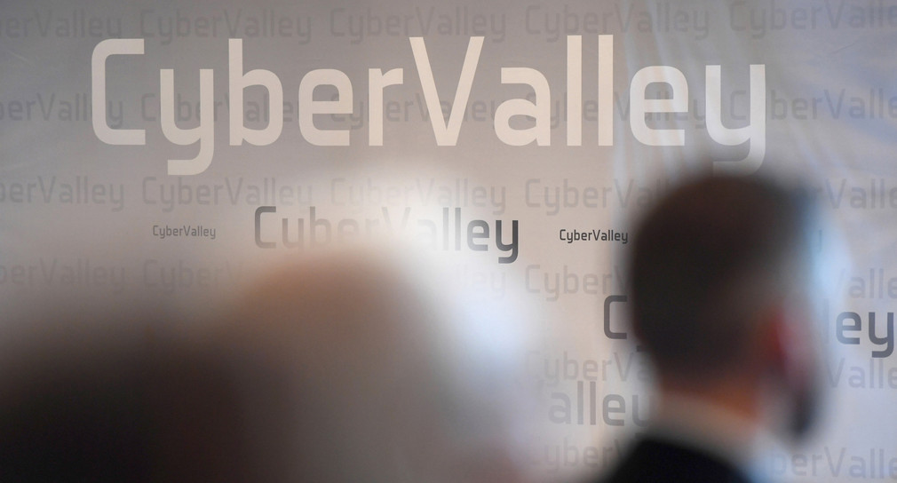 Besucher nehmen an der Auftaktveranstaltung der Forschungsoffensive Cyber Valley teil.