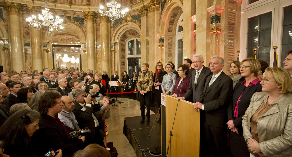 Ministerpräsident Winfried Kretschmann und Ehefrau Gerlinde mit den Mitgliedern des Kabinetts (r.) vor den Gästen des Neujahrsempfangs
