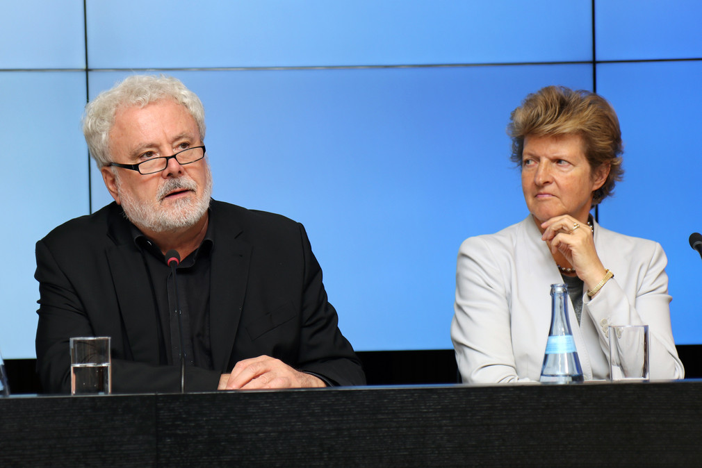 Staatsminister Klaus-Peter Murawski (l.) und Gisela Meister-Scheufelen (r.) bei der Regierungspressekonferenz