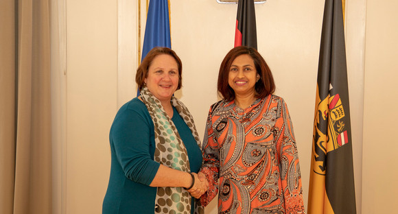 Staatsministerin Theresa Schopper (l.) und die Botschafterin von Malaysia, Datin Sarah Al Bakri Devadason (r.)
