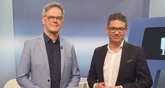 Staatssekretär für Medienpolitik Rudi Hoogvliet steht neben Moderator Rolf Benzmann
