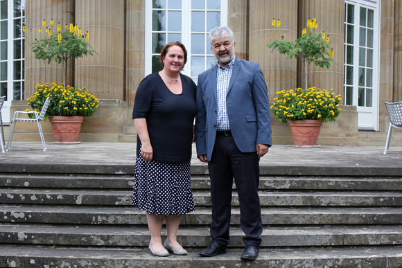 Staatssekretärin Theresa Schopper (l.) und Gökay Sofuoğlu (r.)