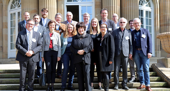 Gruppenbild mit Staatsrätin Gisela Erler (vorne in der Mitte) vor der Villa Reitzenstein