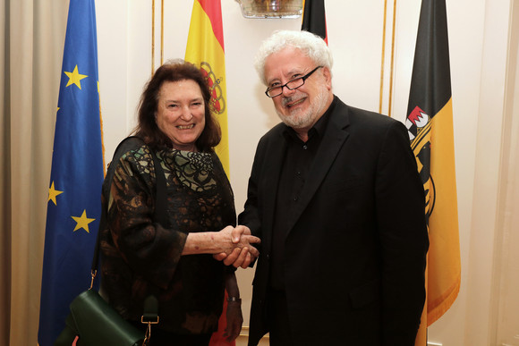 Staatsminister Klaus-Peter Murawski (r.) und die spanische Botschafterin Victoria Morera (l.) in der Villa Reitzenstein in Stuttgart