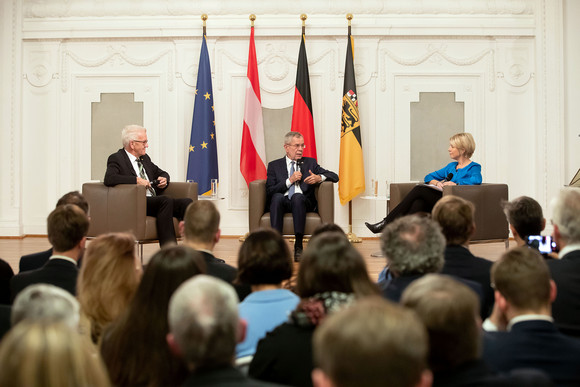 Österreichischer Bundespräsident Dr. Alexander Van der Bellen (M.) und Ministerpräsident Winfried Kretschmann (l.) im Stuttgarter Neuen Schloss. (Bild: Staatsministerium Baden-Württemberg)