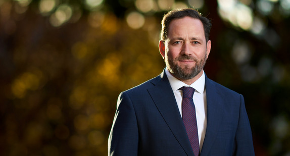 Porträtbild von Florian Hassler, Staatssekretär im Staatsministerium und Vertreter des Landes Baden-Württemberg bei der Europäischen Union