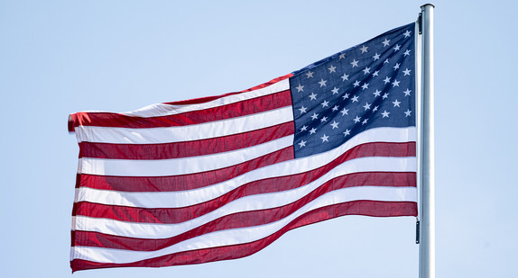 Die Flagge der USA weht an der US Botschaft in Berlin. Die Flagge der USA weht an der US Botschaft in Berlin.