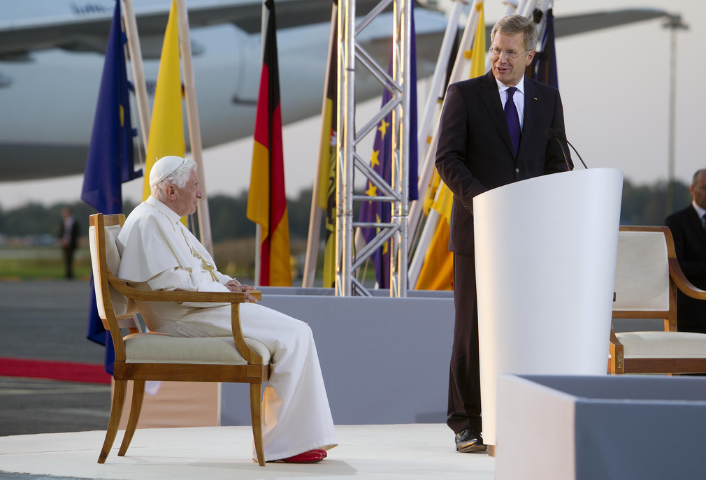 Papst Benedikt XVI. (l.) und Bundespräsident Christian Wulff (r.) bei der Verabschiedung des Papstes auf dem Flughafen Lahr