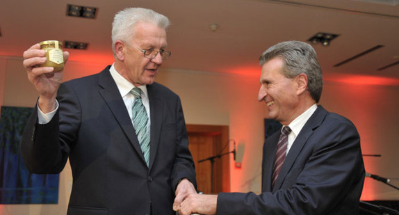 Auswertige Kabinettssitzung in Brüssel am 29. Januar 2013. Ministerpräsident Kretschmann überreicht EU-Energiekommissar Öttinger ein Glas Regierungshonig.