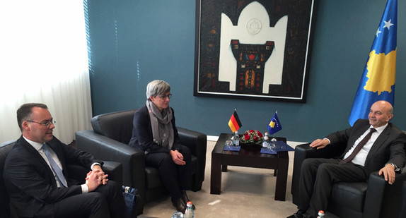 Europaminister Peter Friedrich (l.), die Ministerin im Staatsministerium, Silke Krebs (M.), und der Premierminister des Kosovo, Isa Mustafa (r.), im Gespräch