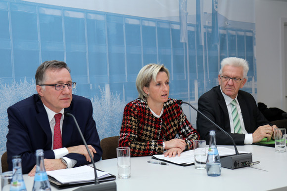 v.l.n.r.: Der neue Technologiebeauftragte des Landes, Prof. Dr. Wilhelm Bauer, Wirtschaftsministerin Dr. Nicole Hoffmeister-Kraut und Ministerpräsident Winfried Kretschmann bei der Regierungspressekonferenz