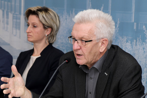 Ministerpräsident Winfried Kretschmann (r.) und Wirtschaftsministerin Nicole Hoffmeister-Kraut (l.)