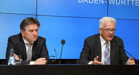 Ministerpräsident Winfried Kretschmann (r.) und Sozial- und Integrationsminister Manne Lucha (l.) bei der Regierungspressekonferenz (Bild: Staatsministerium Baden-Württemberg)