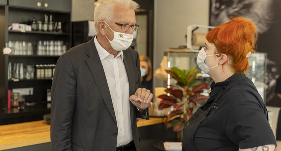 Ministerpräsident Winfried Kretschmann hat im Rahmen seiner Sommertour das Stadtquartier Neckarbogen auf dem ehealigen BUGA-Gelände in Heilbronn besucht. Er sprach mit einer Mitarbeiterin des Inklusions-Cafés Samocca. 