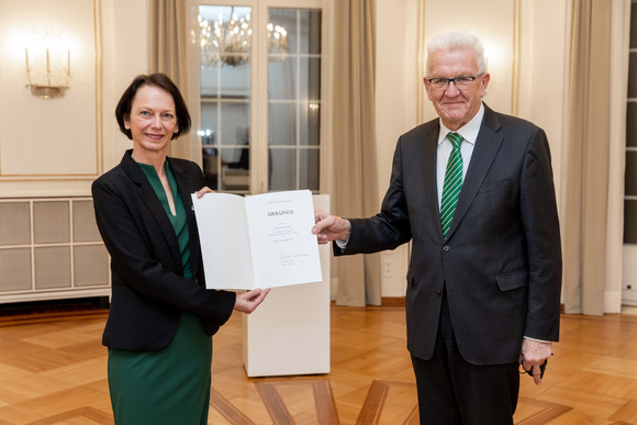 Ministerpräsident Winfried Kretschmann (rechts) übergibt hat der neuen Regierungspräsidentin des Regierungsbezirks Stuttgart, Susanne Bay (links), die Ernennungsurkunde.