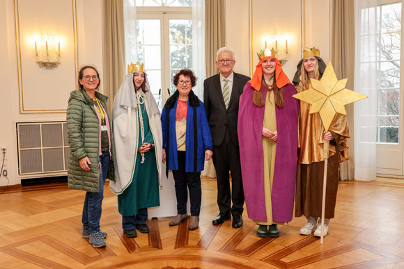 Ministerpräsident Winfried Kretschmann und seine Ehefrau Gerlinde mit der Sternsingergruppe der Kirchengemeinde St. Martin Leutkirch, Diözese Rottenburg-Stuttgart.