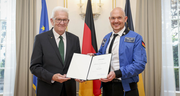 Ministerpräsident Winfried Kretschmann (links) und Dr. Alexander Gerst (rechts)