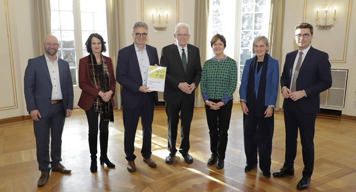 Ministerpräsident Winfried Kretschmann (Mitte) mit den Mitgliedern des Normenkontrollrats Baden-Württemberg 