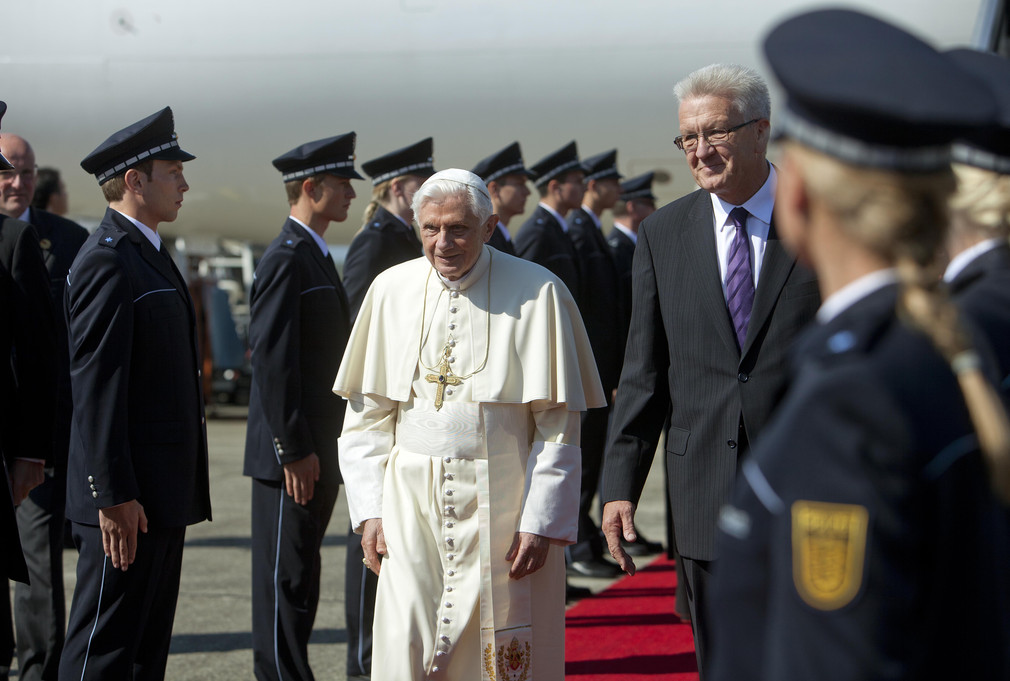 Ministerpräsident Winfried Kretschmann (r.) und Papst Benedikt XVI. (l.) am Flughafen in Lahr